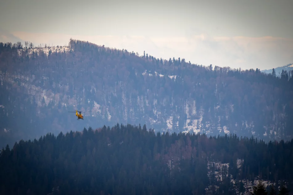 Lądowanie śmigłowca na drodze, mężczyzna zabrany do szpitala - zdjęcie 6