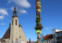 Wielkanocny symbol zdobi rynek - zdjęcie główne
