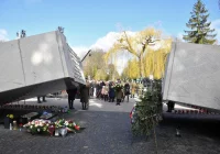 Zabrzmiały syreny alarmowe - 12. rocznica katastrofy smoleńskiej - zdjęcie główne