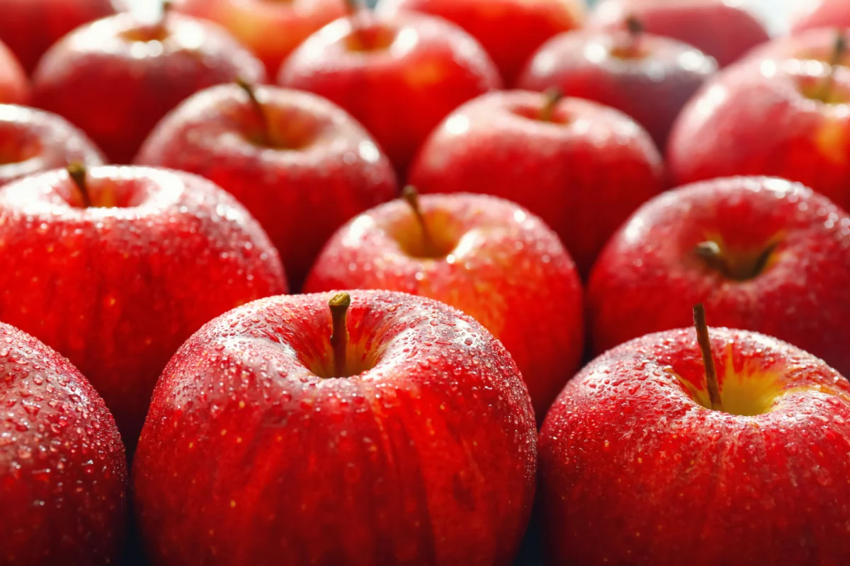 Pryskane jabłka są pokryte groźnymi drożdżakami