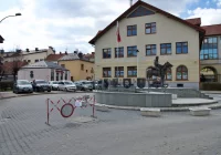 Parkowanie przy pomniku zakazane... tymczasowo - zdjęcie główne