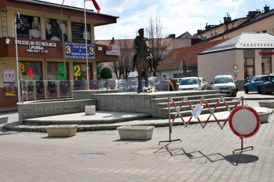 Parkowanie przy pomniku zakazane... tymczasowo - zdjęcie 2