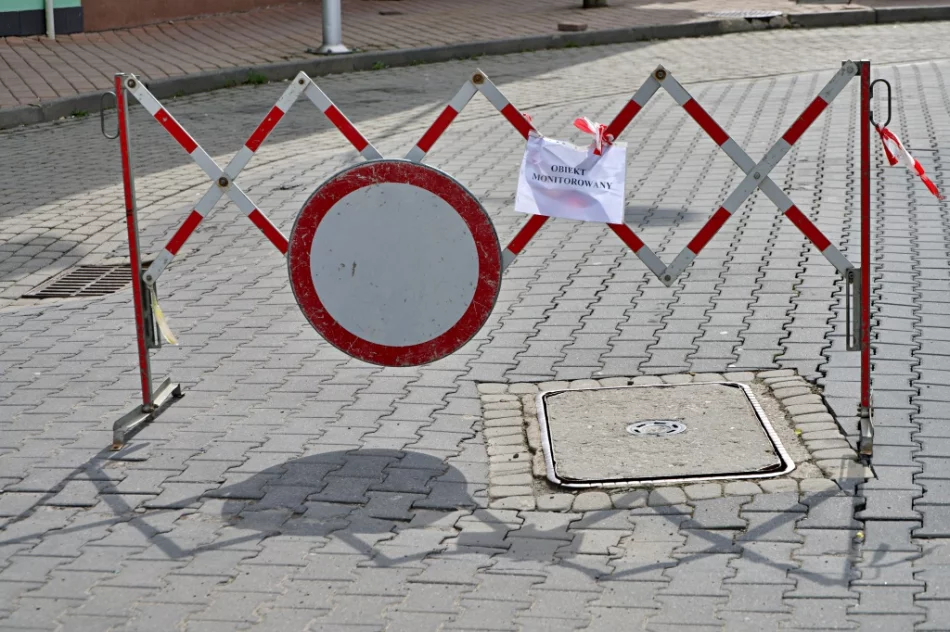 Parkowanie przy pomniku zakazane... tymczasowo - zdjęcie 3