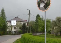 Zniszczone lustro i ławki - zdjęcie główne