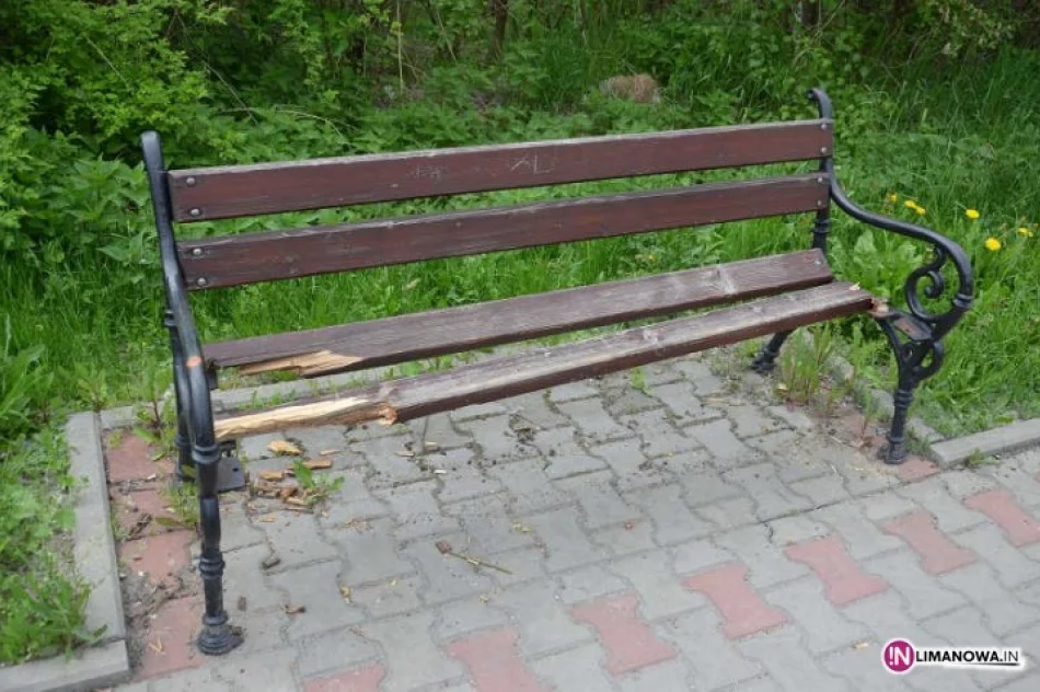 Zniszczone lustro i ławki - zdjęcie 2