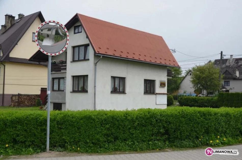 Zniszczone lustro i ławki - zdjęcie 3