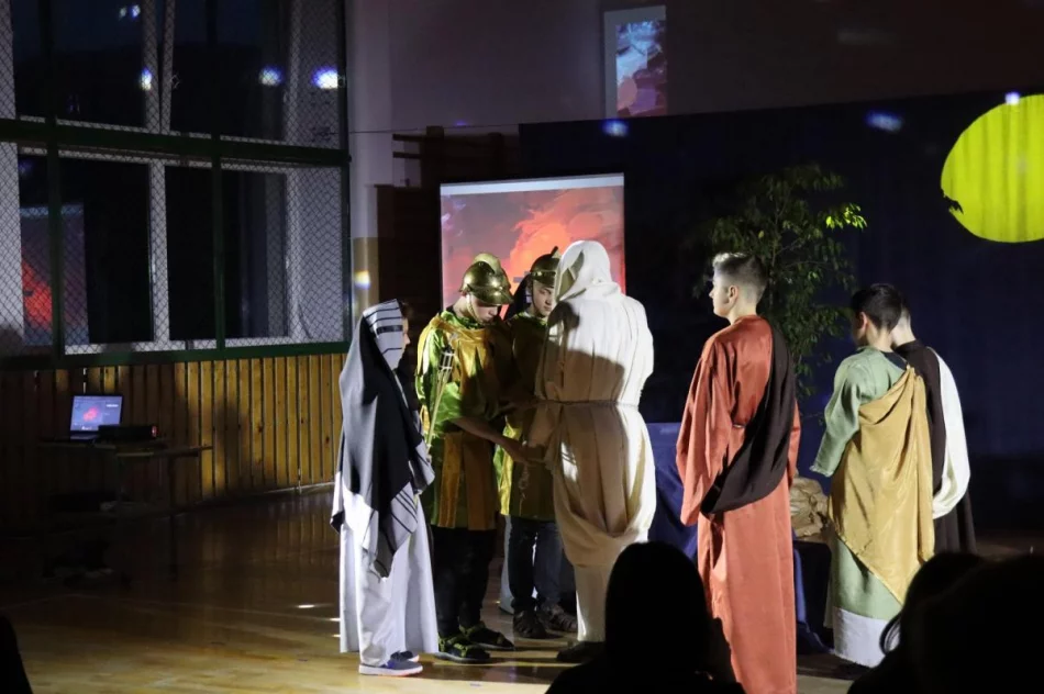 Widowiskowe misterium przygotowane przez młodzież - zdjęcie 12