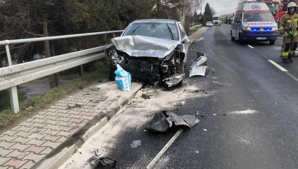 Groźnie wyglądające zderzenie dwóch pojazdów - zdjęcie 1