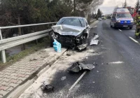 Groźnie wyglądające zderzenie dwóch pojazdów - zdjęcie główne