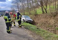 Rozbił samochód w rowie - chciał uniknąć kolizji - zdjęcie główne