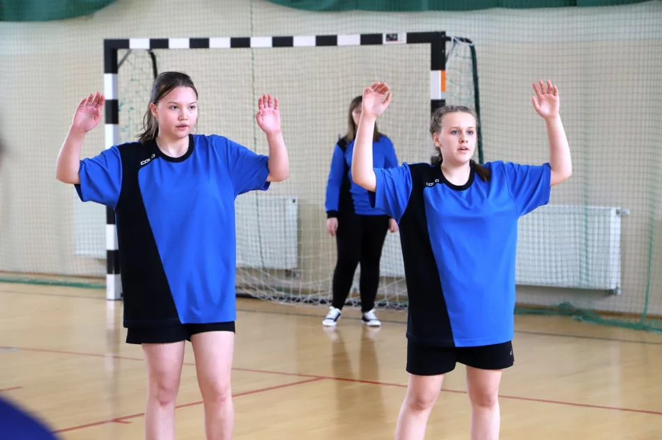 Dziewczyny z Mordarki Mistrzyniami Gminy Limanowa w Piłce Ręcznej Młodzieży - zdjęcie 3