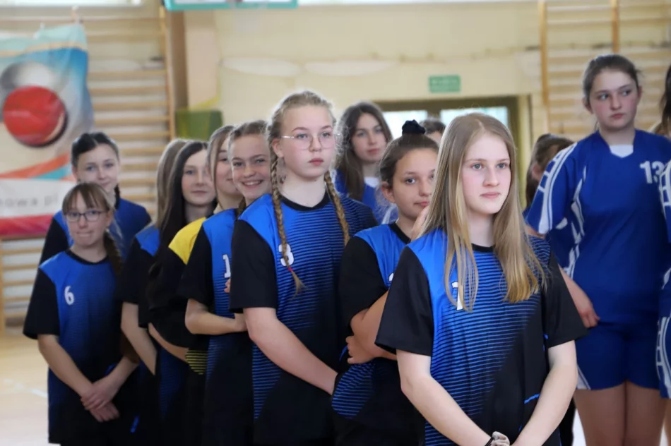 Dziewczyny z Mordarki Mistrzyniami Gminy Limanowa w Piłce Ręcznej Młodzieży - zdjęcie 9