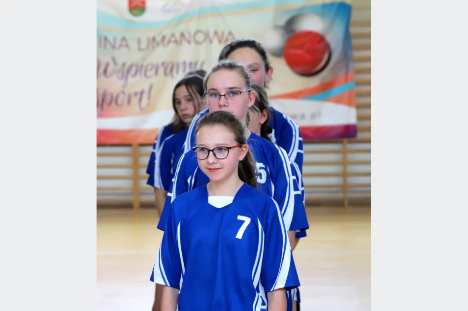 Dziewczyny z Mordarki Mistrzyniami Gminy Limanowa w Piłce Ręcznej Młodzieży - zdjęcie 10