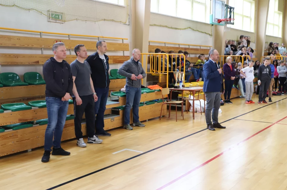 Dziewczyny z Mordarki Mistrzyniami Gminy Limanowa w Piłce Ręcznej Młodzieży - zdjęcie 13