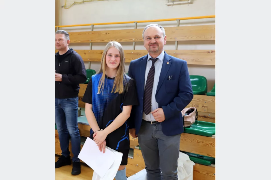 Dziewczyny z Mordarki Mistrzyniami Gminy Limanowa w Piłce Ręcznej Młodzieży - zdjęcie 14