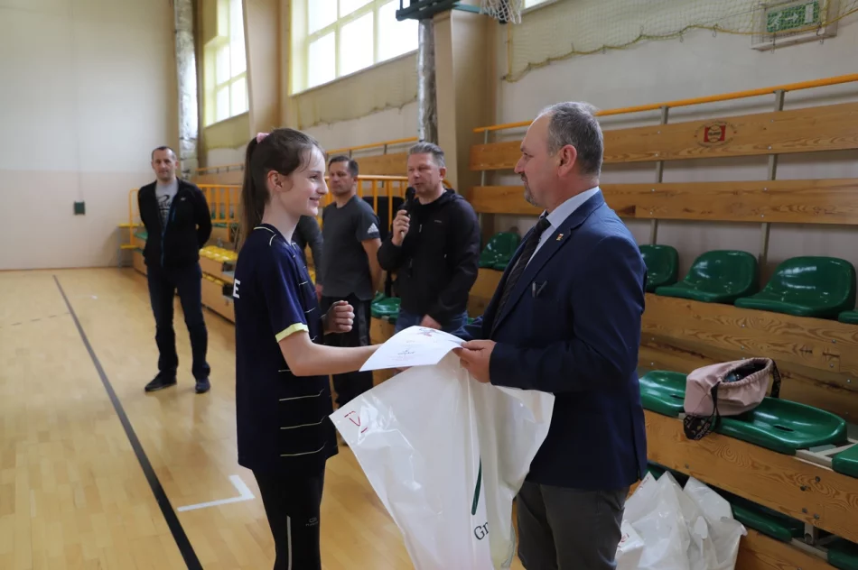 Dziewczyny z Mordarki Mistrzyniami Gminy Limanowa w Piłce Ręcznej Młodzieży - zdjęcie 15