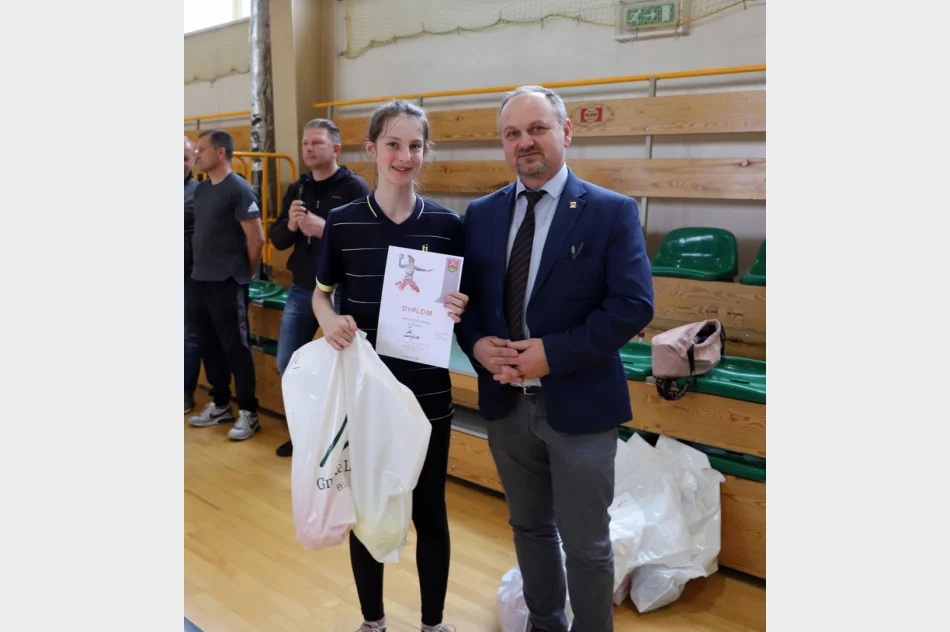 Dziewczyny z Mordarki Mistrzyniami Gminy Limanowa w Piłce Ręcznej Młodzieży - zdjęcie 16