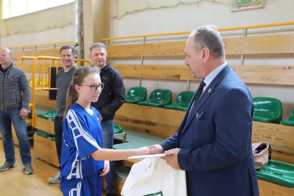 Dziewczyny z Mordarki Mistrzyniami Gminy Limanowa w Piłce Ręcznej Młodzieży - zdjęcie 17