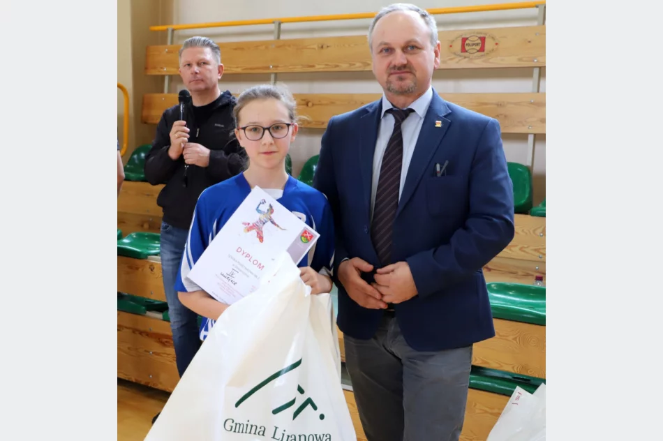 Dziewczyny z Mordarki Mistrzyniami Gminy Limanowa w Piłce Ręcznej Młodzieży - zdjęcie 18