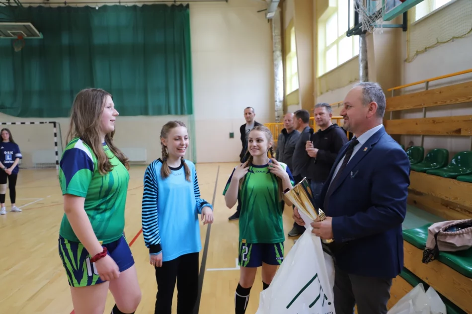 Dziewczyny z Mordarki Mistrzyniami Gminy Limanowa w Piłce Ręcznej Młodzieży - zdjęcie 19