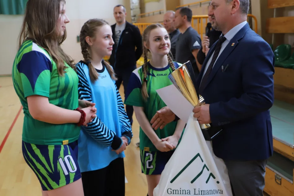 Dziewczyny z Mordarki Mistrzyniami Gminy Limanowa w Piłce Ręcznej Młodzieży - zdjęcie 20