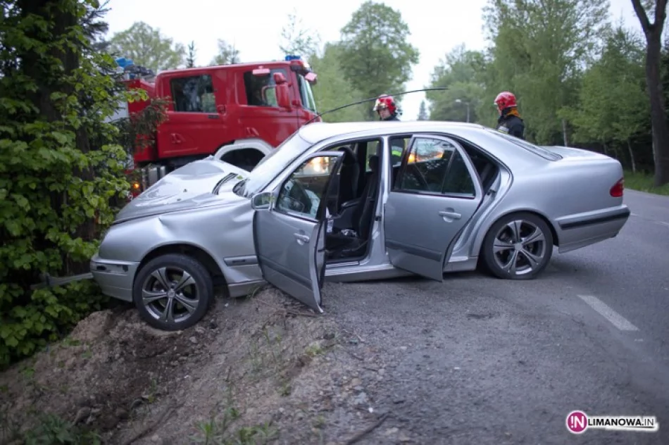 Mercedes uderzył w drzewo - zdjęcie 2