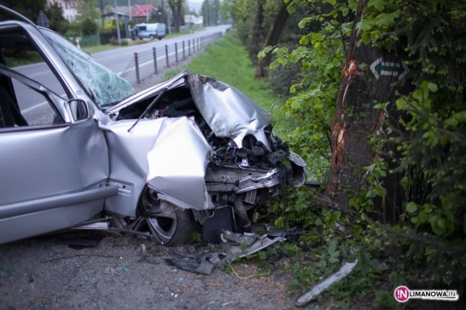 Mercedes uderzył w drzewo - zdjęcie 3
