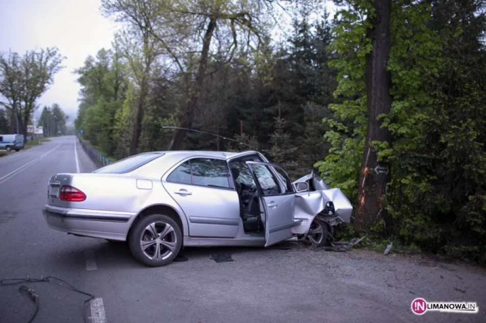 Mercedes uderzył w drzewo - zdjęcie 4