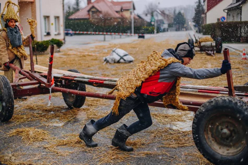 Dziady Śmiguśne w Dobrej 2022 - zdjęcie 9