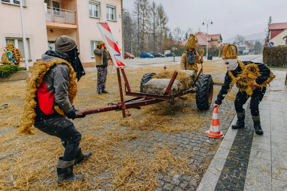 Dziady Śmiguśne w Dobrej 2022 - zdjęcie 12