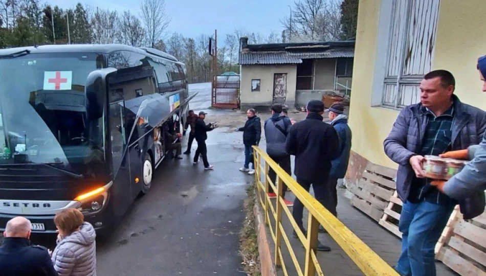 Autobusem zawieźli na Ukrainę 9 ton żywności na święta - zdjęcie 1