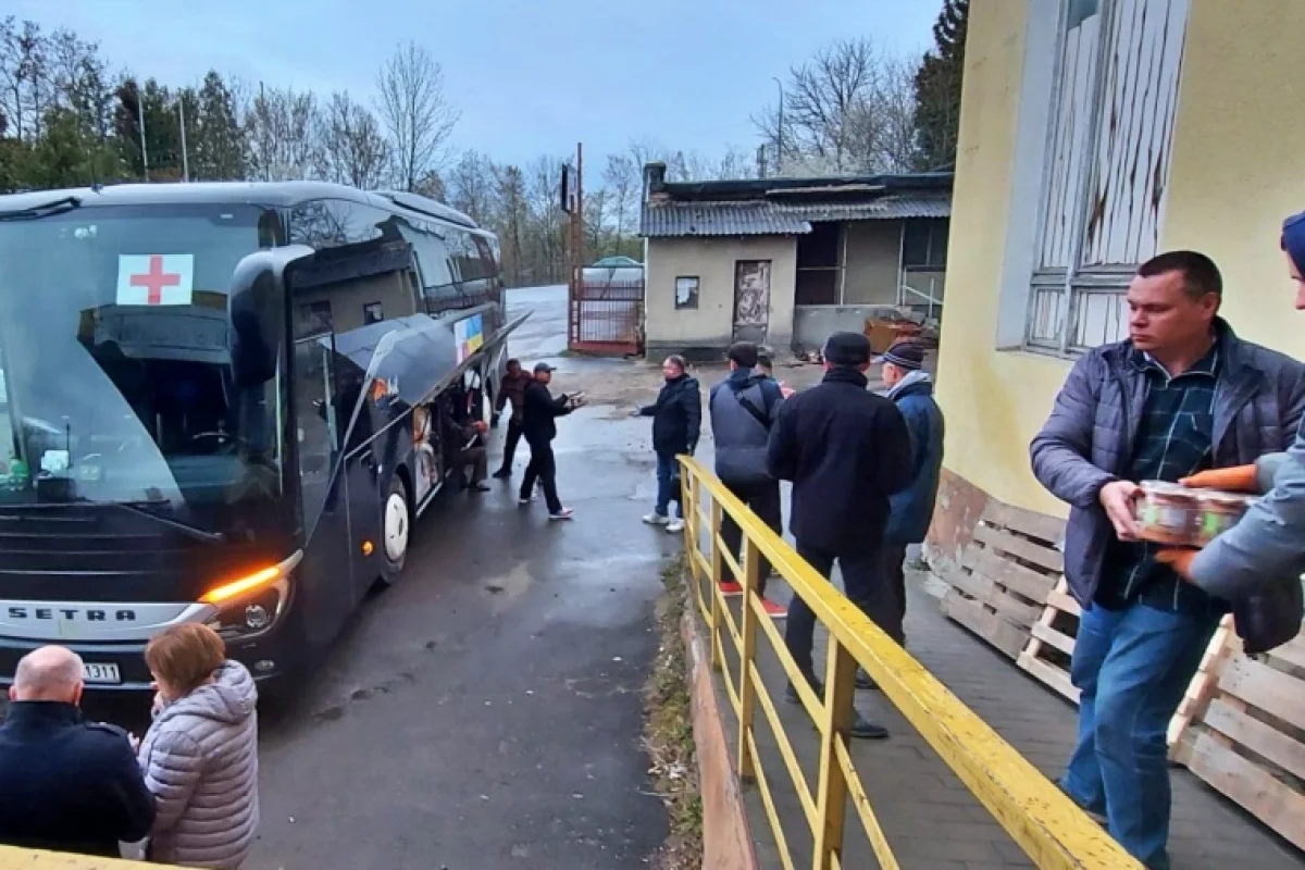 Autobusem zawieźli na Ukrainę 9 ton żywności na święta