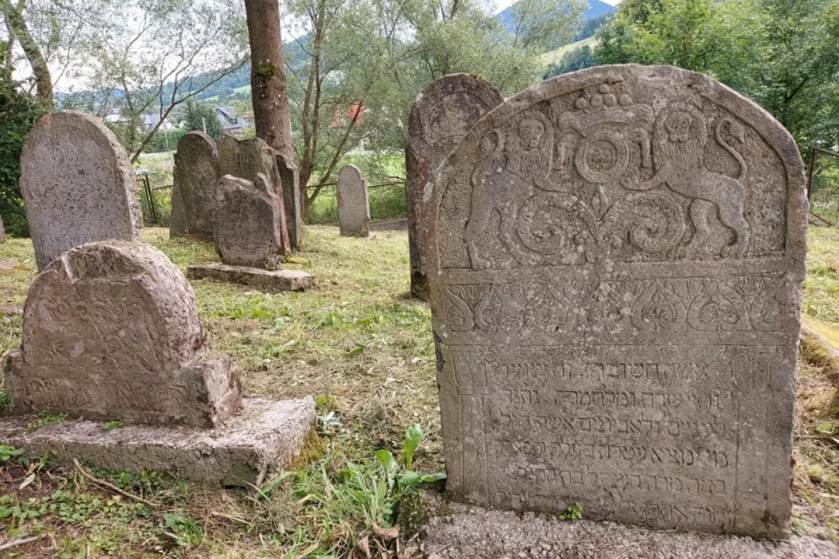 Co mówią kamienne macewy na żydowskim cmentarzu?