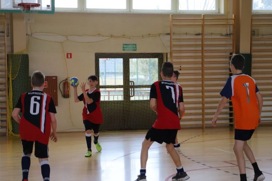 Chłopcy z Starej Wsi Mistrzami Gminy Limanowa w Piłce Ręcznej Młodzieży - zdjęcie 8