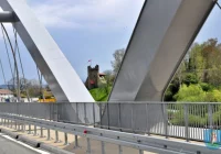 Stała za barierkami, chciała skoczyć z mostu. Desperatkę uratował policjant  - zdjęcie główne