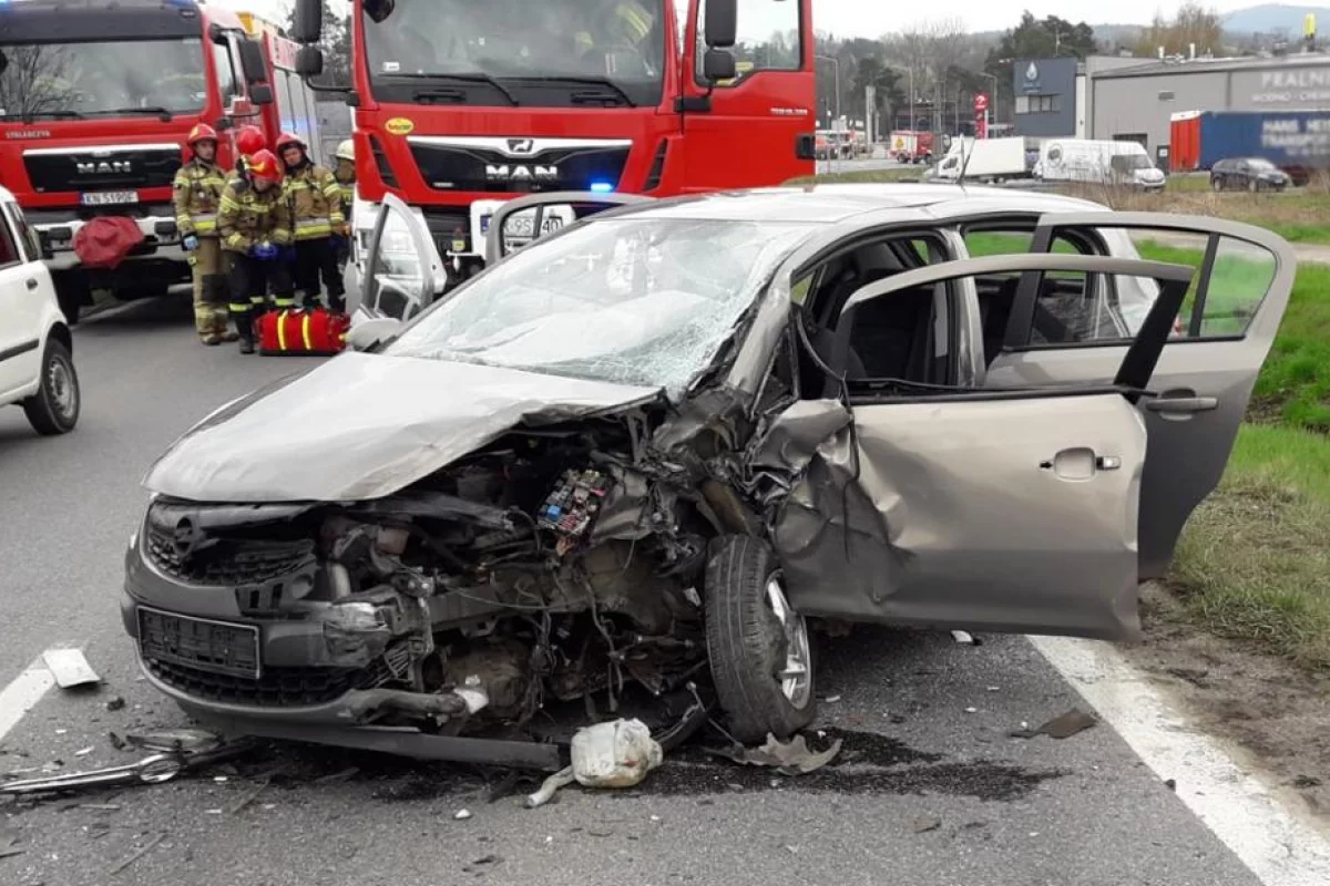 Opel zderzył się z ciężarówką. Poszkodowana 54-latka