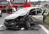 Opel zderzył się z ciężarówką. Poszkodowana 54-latka - zdjęcie główne