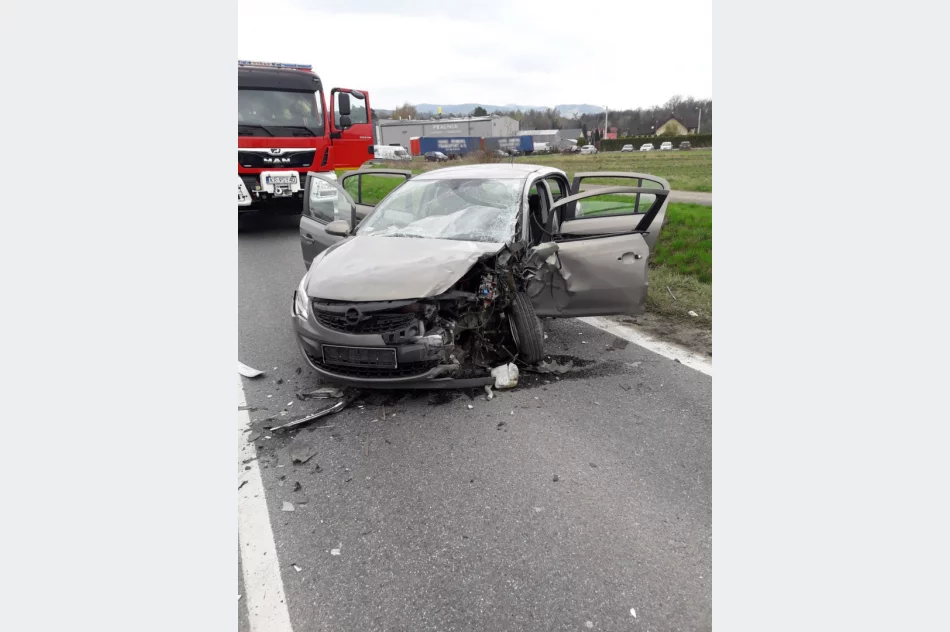 Opel zderzył się z ciężarówką. Poszkodowana 54-latka - zdjęcie 2