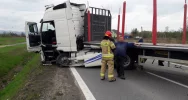 Opel zderzył się z ciężarówką. Poszkodowana 54-latka - zdjęcie 3