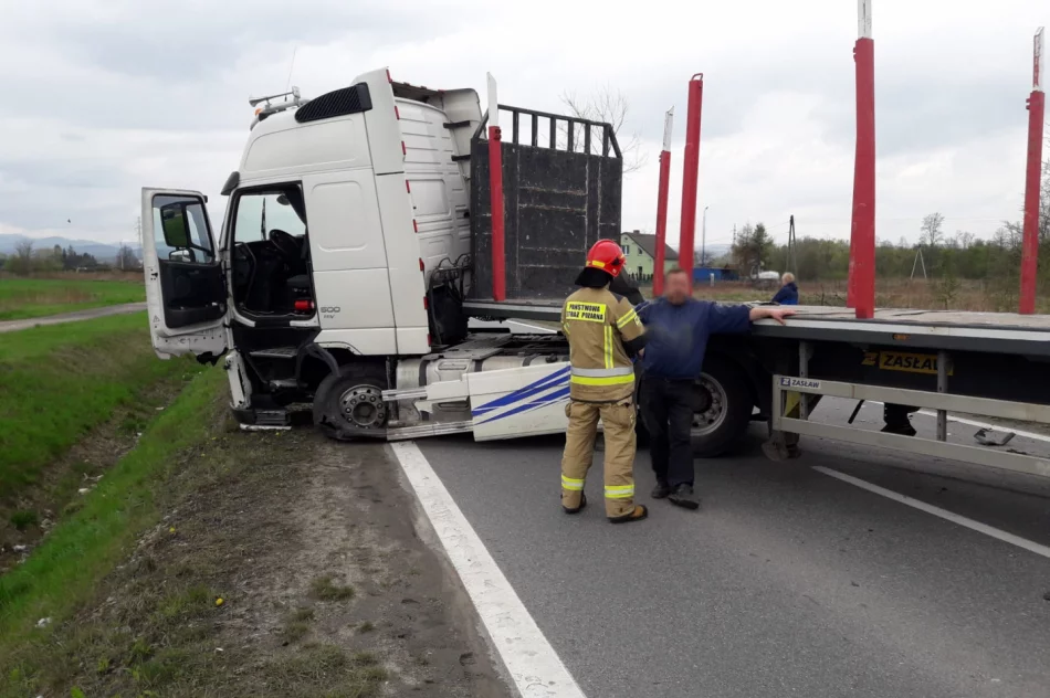 Opel zderzył się z ciężarówką. Poszkodowana 54-latka - zdjęcie 3
