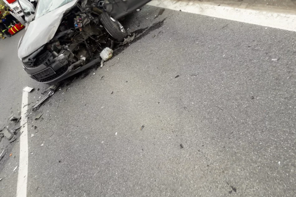 Opel zderzył się z ciężarówką. Poszkodowana 54-latka - zdjęcie 4