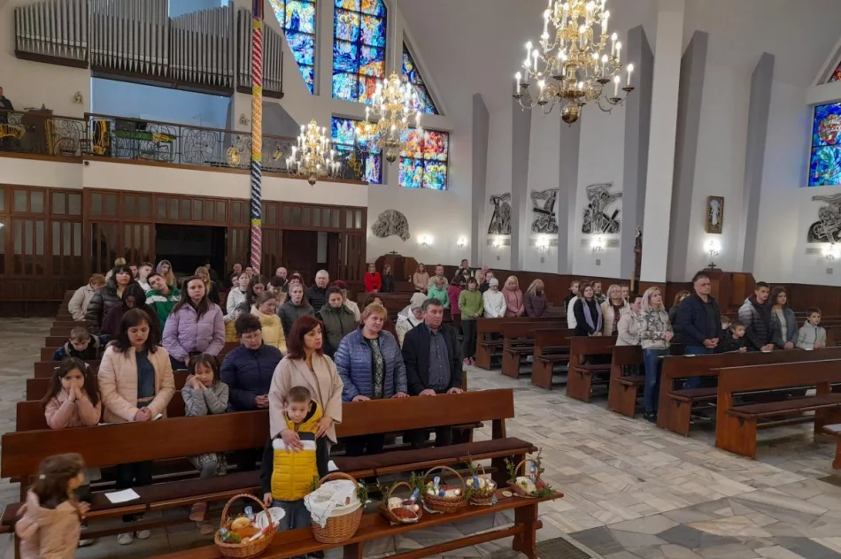 Wigilia paschalna dla uchodźców sprawowana w kościele - zdjęcie 6