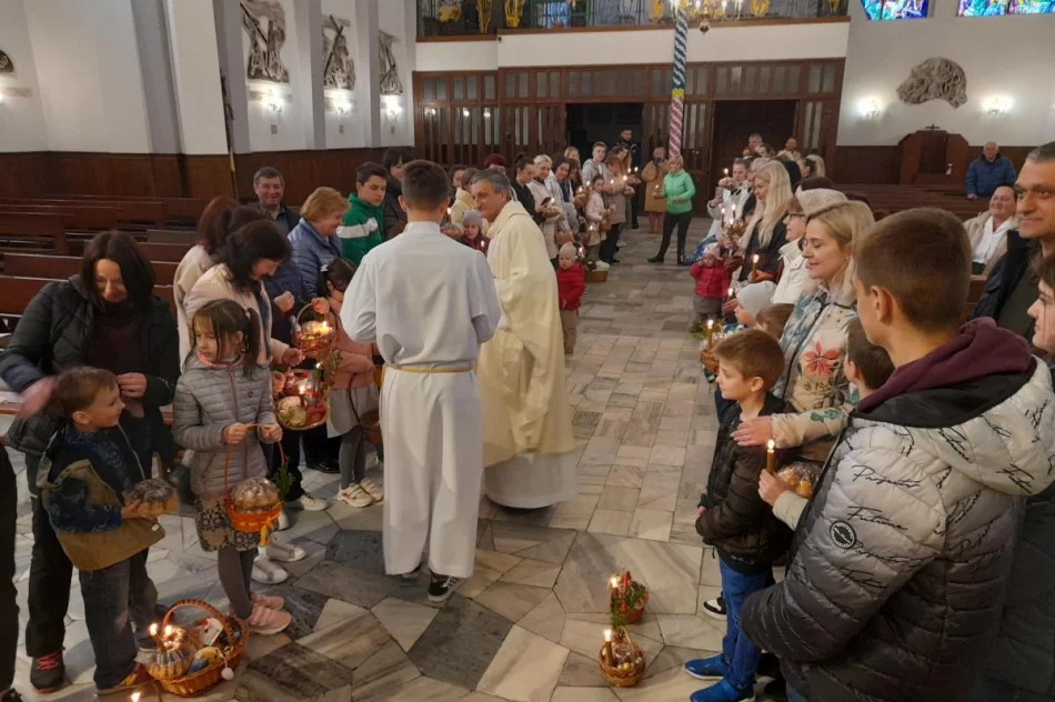 Wigilia paschalna dla uchodźców sprawowana w kościele - zdjęcie 8