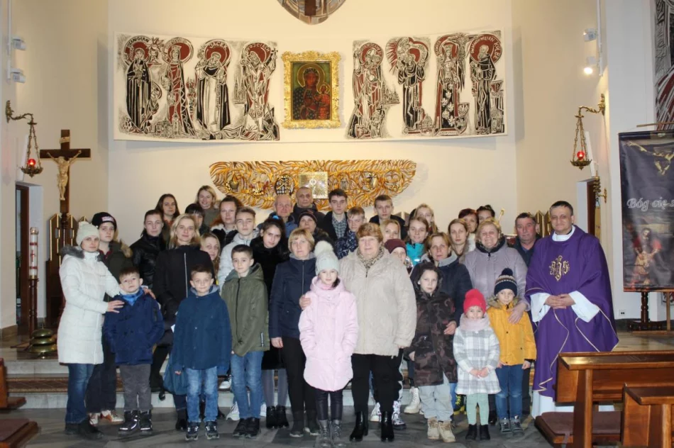 Wigilia paschalna dla uchodźców sprawowana w kościele - zdjęcie 10
