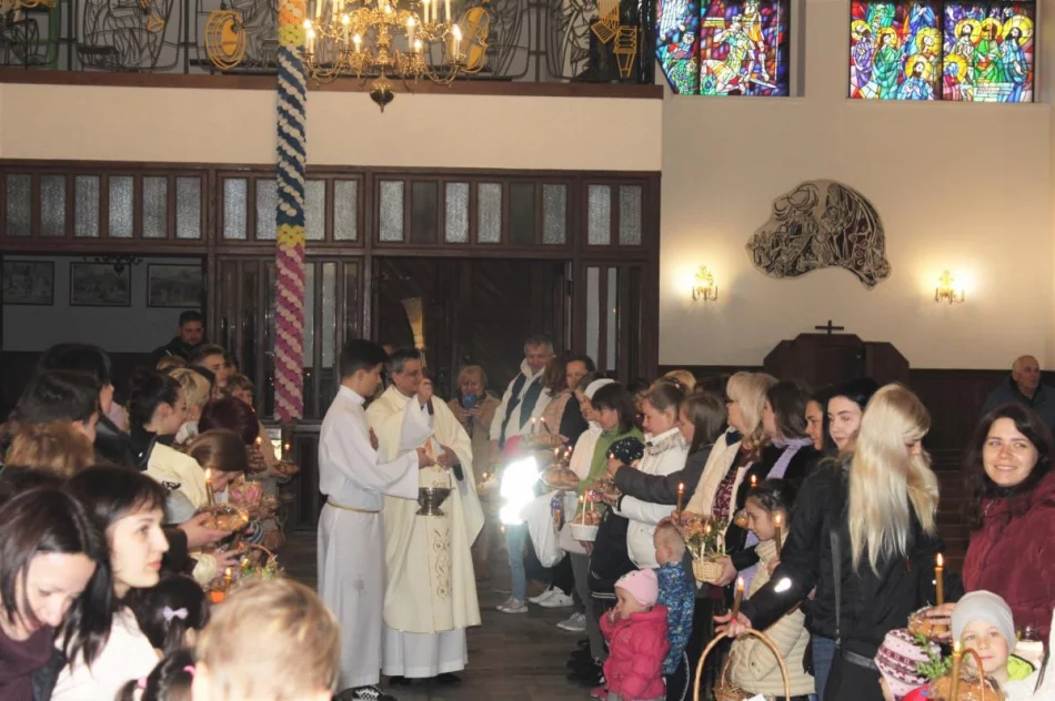 Wigilia paschalna dla uchodźców sprawowana w kościele - zdjęcie 11