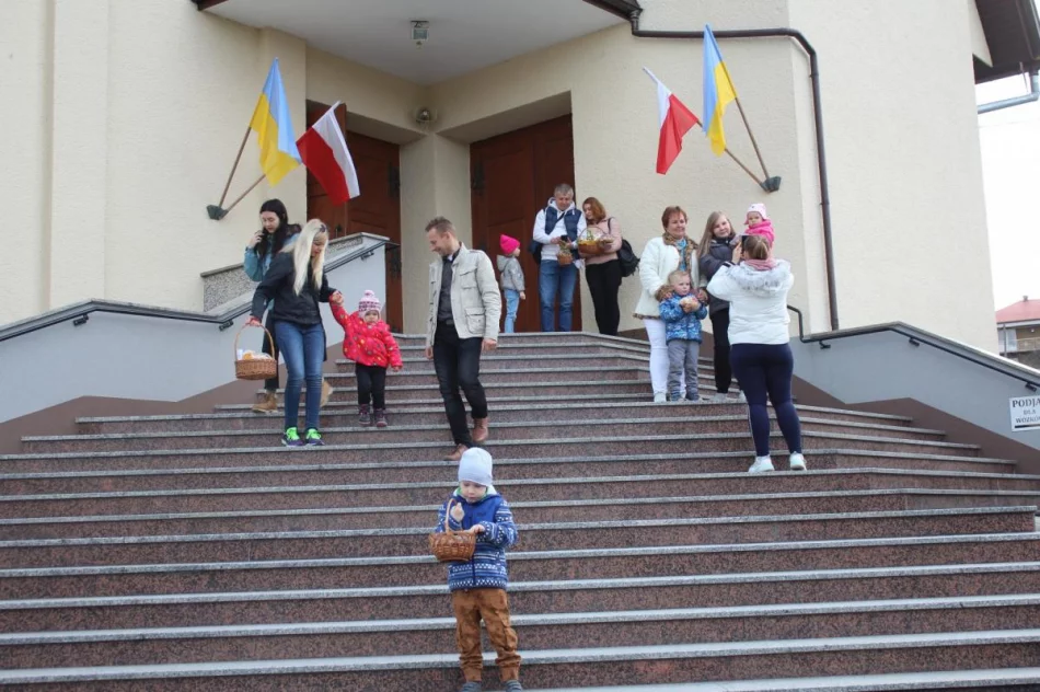 Wigilia paschalna dla uchodźców sprawowana w kościele - zdjęcie 12