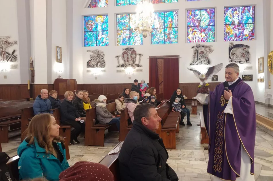 Wigilia paschalna dla uchodźców sprawowana w kościele - zdjęcie 14