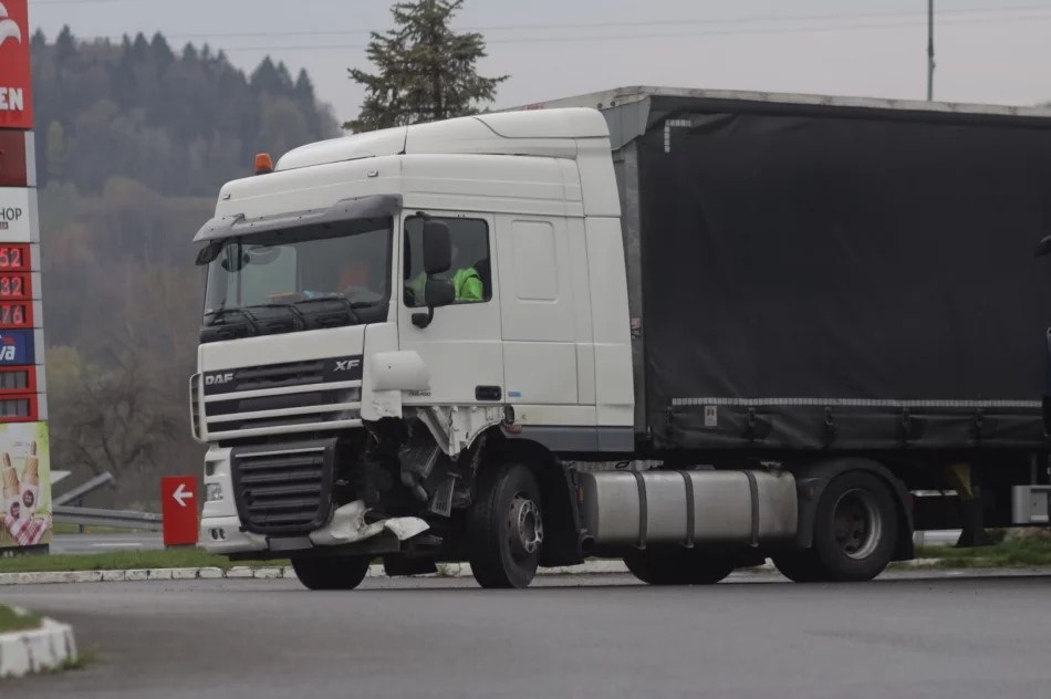 Groźnie wyglądające zderzenie z ciężarówką - zdjęcie 7