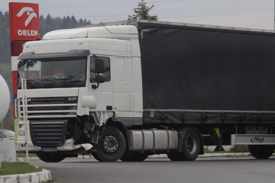 Groźnie wyglądające zderzenie z ciężarówką - zdjęcie 8