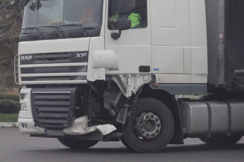 Groźnie wyglądające zderzenie z ciężarówką - zdjęcie 9